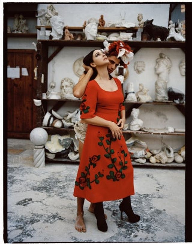 Моника Беллуччи снялась для Vogue в роскошных платьях от D&G - фото 496325