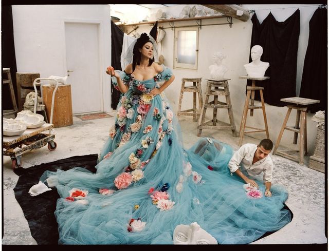 Моніка Беллуччі знялася для Vogue у розкішних сукнях від D&G - фото 496326