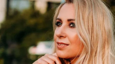 Тоня Матвиенко засветила старшую дочь, которая покрасила волосы в розовый