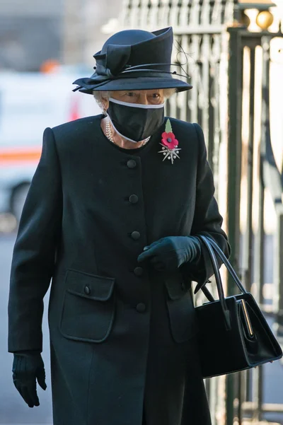 Єлизавета ІІ вперше за час карантину одягнула маску, і це доводить - ситуація серйозна - фото 496584