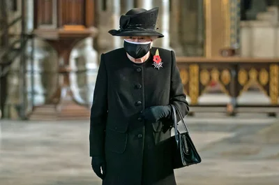 Єлизавета ІІ вперше за час карантину одягнула маску, і це доводить - ситуація серйозна - фото 496585
