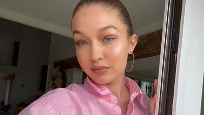 Модель Джіджі Хадід показала перше селфі з крихітною донькою