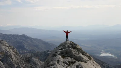 Чоловік політав над горами в електричному костюмі від BMW, і це справді диво-розробка
