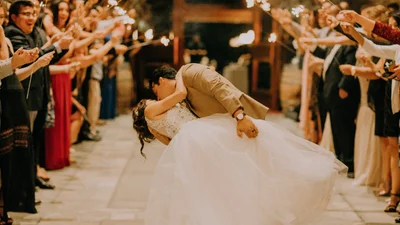 Девушка надела свадебное платье наизнанку, и теперь из нее хохочет весь мир