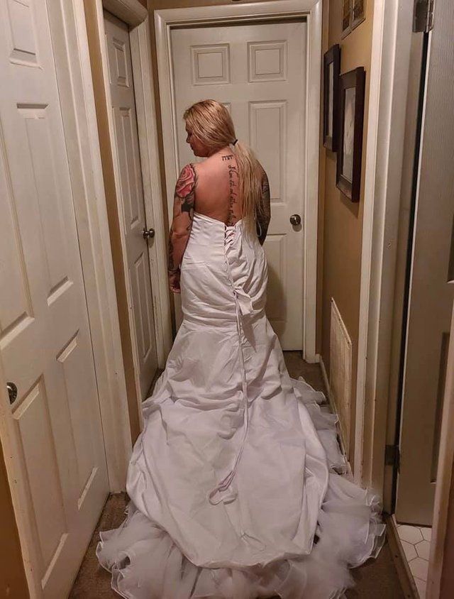 Дівчина одягнула весільну сукню навиворіт, і тепер з неї регоче увесь світ - фото 496950