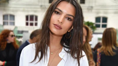 Вагітна Емілі Ратажковскі похизувалася своїм животиком у тісному бікіні