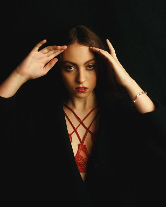 Червону білизну і яскраві губи: дочка Олі Полякової вразила дорослим чином - фото 497009