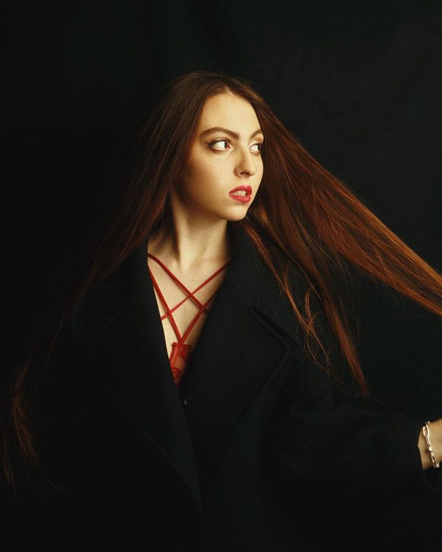 Червону білизну і яскраві губи: дочка Олі Полякової вразила дорослим чином - фото 497011