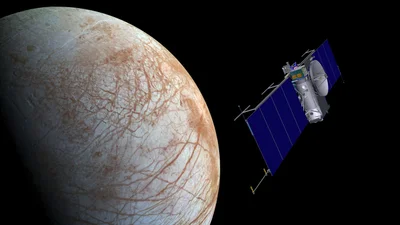 Поразительное открытие: спутник Юпитера светится в темноте