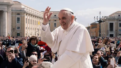Папа Римский лайкнул сексуальную модель в школьной форме, и теперь это обсуждает весь мир