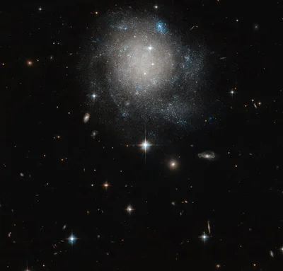 NASA поделилось фото галактики, которая похожа на сладкую булочку с белым кремом - фото 497425