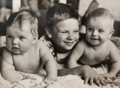 Дмитро Комаров показав кілька зворушливих дитячих фото з братом та сестрою - фото 497574