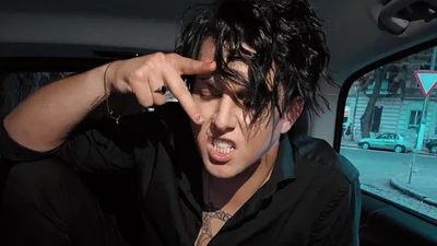 Певец MELOVIN полностью сбрил брови и показал процесс в сети