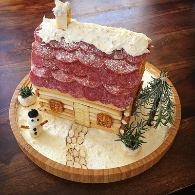 Різдвяний тренд: замість хатинок з пряників у 2020-му всі хочуть будиночок із салямі - фото 498036
