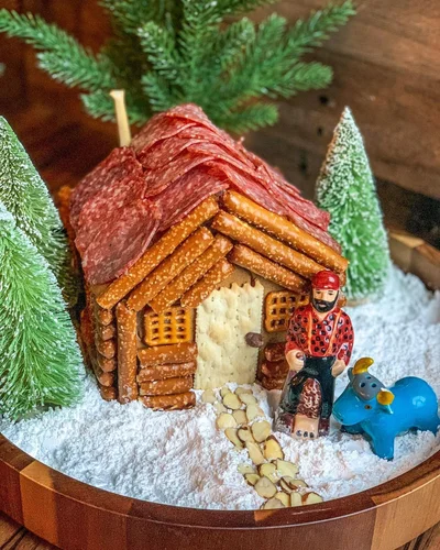 Різдвяний тренд: замість хатинок з пряників у 2020-му всі хочуть будиночок із салямі - фото 498041