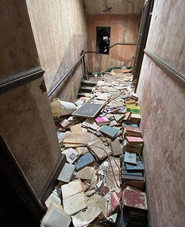Блогер случайно нашел заброшенный особняк и показал, что внутри - 498071 Блогер случайно нашел заброшенный особняк и показал, что внутри - фото 498071