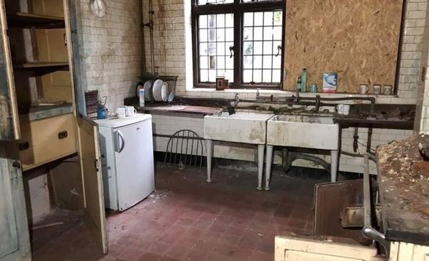 Блогер случайно нашел заброшенный особняк и показал, что внутри - 498072 Блогер случайно нашел заброшенный особняк и показал, что внутри - фото 498072