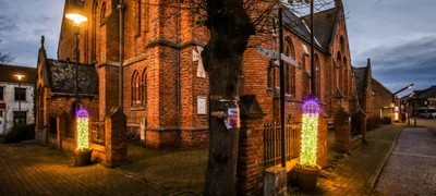 Бельгийский город украсили к Рождеству праздничными сияющими пенисами - фото 498076