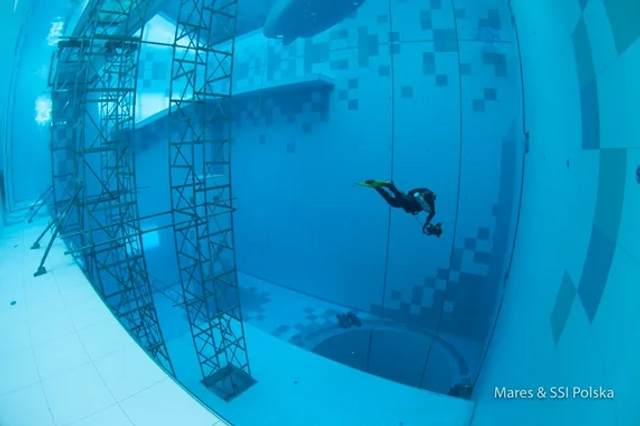 Самый глубокий в мире: в Польше открыли уникальный бассейн с подводным отелем - фото 498190