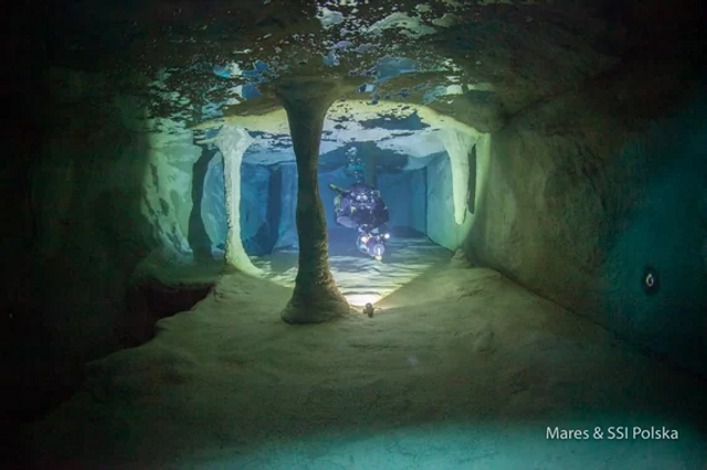 Самый глубокий в мире: в Польше открыли уникальный бассейн с подводным отелем - фото 498193