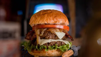 Сучасний етикет: Оля Фреймут показала, як правильно їсти бургери