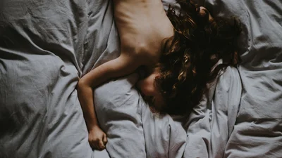 4 вагомі і приємні причини спати голяка