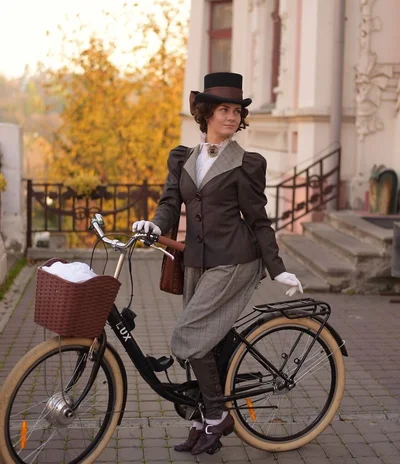 Машина времени: украинка ежедневно одевается в винтажные образы, словно живет в 19 веке - фото 498885