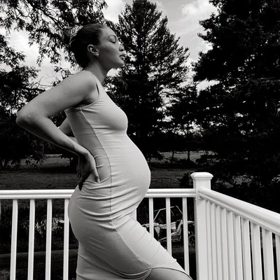 Джиджи Хадид показала новые фото времен беременности, на которых позирует с Зейном Маликом - фото 498933