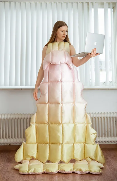 Дизайнер створила сукню-ковдру, і це просто незамінна річ у зимовий період - фото 499192