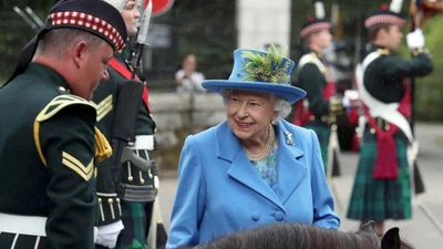 Єлизавета ІІ прикрасила Віндзорський палац до Різдва, й ось як виглядає новорічна ялинка