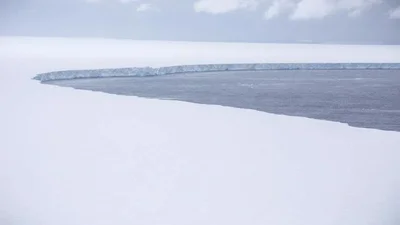 З'явилися знімки найбільшого у світі айсберга, який дрейфує через Атлантику - фото 499402