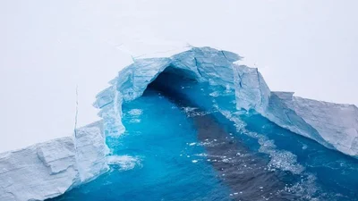 З'явилися знімки найбільшого у світі айсберга, який дрейфує через Атлантику - фото 499403
