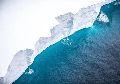З'явилися знімки найбільшого у світі айсберга, який дрейфує через Атлантику - фото 499404