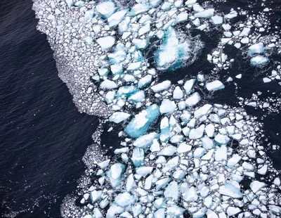 З'явилися знімки найбільшого у світі айсберга, який дрейфує через Атлантику - фото 499406