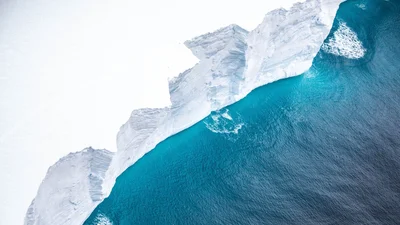 З'явилися знімки найбільшого у світі айсберга, який дрейфує через Атлантику