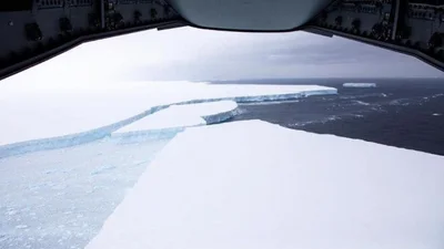 З'явилися знімки найбільшого у світі айсберга, який дрейфує через Атлантику - фото 499420