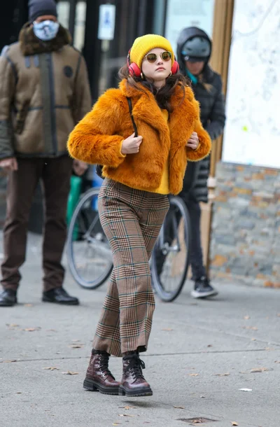 Селена Гомес прогулялась по улицам Нью-Йорка в самом крутом образе для этой зимы - фото 499695