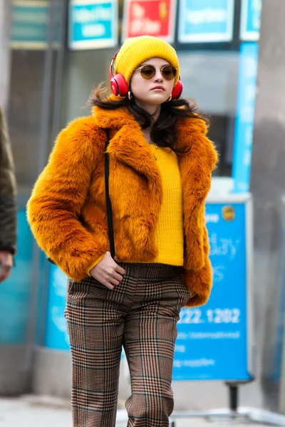 Селена Гомес прогулялась по улицам Нью-Йорка в самом крутом образе для этой зимы - фото 499696
