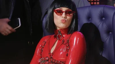 Сексапільна MARUV у корсеті та шапці Санти станцювала поблизу ялинки