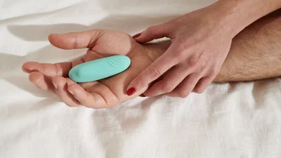 Зірка серіалу «Корона» порадила жінкам придбати вібратор, і ось чому