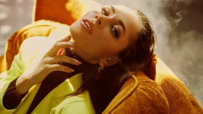 Юлия Санина в купальнике с глубоким вырезом щеголяет идеальным телом