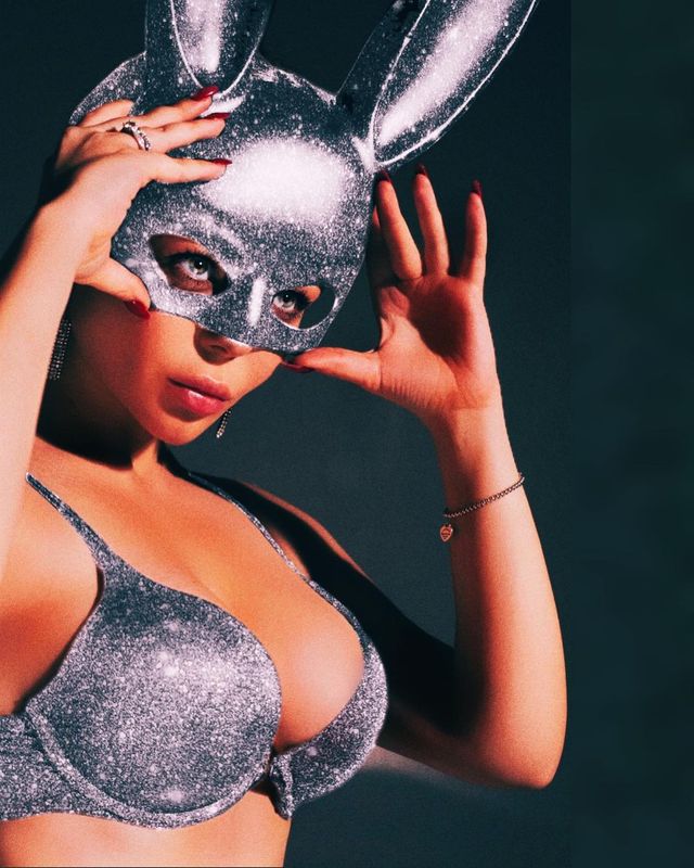 Сексуальная зайчиха: Алина Гросу в маске показала впечатляющий бюст - фото 499907