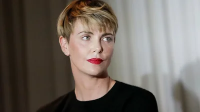 Шарлиз Терон сделала пародию на Кайли Дженнер и насмешила весь Instagram