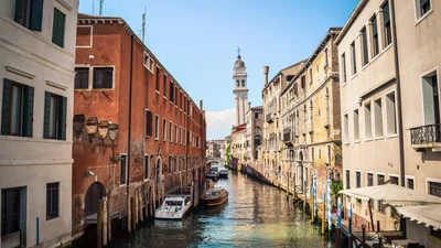 Венецию неожиданно подтопило, и теперь там по колено воды