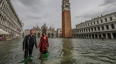 Венецию неожиданно подтопило, и теперь там по колено воды - фото 499957