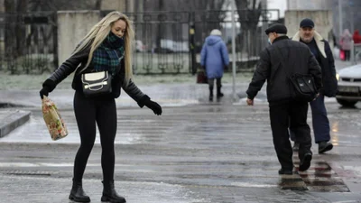Місто-ковзанка: курйозні відео про ожеледицю в Києві підривають мережу