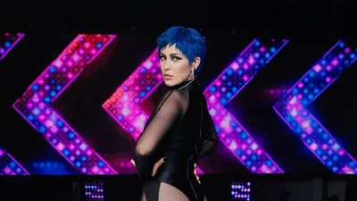 MARUV сфотографувалась під ялинкою в сексуальній позі й не менш сексуальному образі