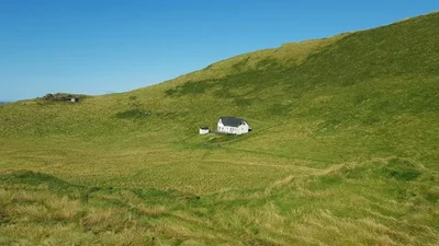 Самый одинокий дом в мире: раскрыли тайну жилища на острове - фото 500286