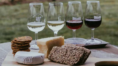Хорошую память и острый ум обеспечивают вино и сыр, - говорят ученые