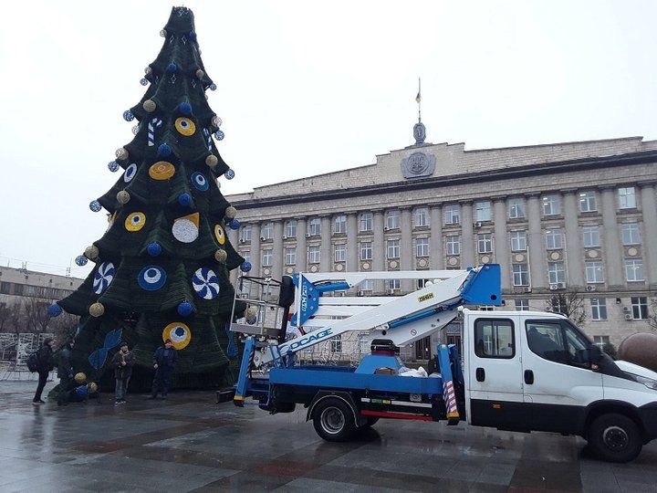 Черкасскую елку украсили амулетами от сглаза, и это просто рвань - фото 500503